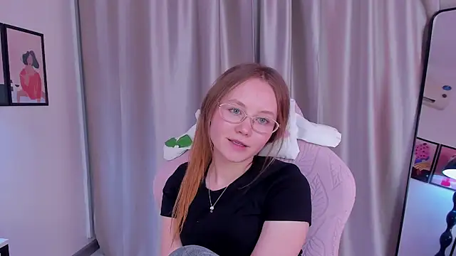 FloraLarsson online show from May 8, 2026, 4:44 pm
