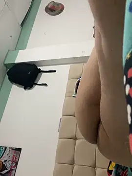 stivenyisabella online show from May 8, 2026, 9:51 pm