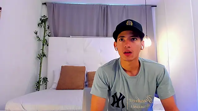 Snapshot of Alejo-and-Thiago chatting on June 23, 2026, 12:25 pm Alejo-and-Thiago online show from June 23, 2026, 12:25 pm