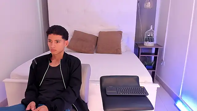 Alejo-and-Thiago online show from May 19, 2026, 12:23 pm