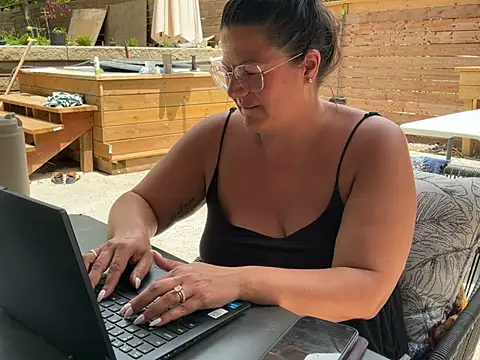 Snapshot of Madamebeton chatting on June 24, 2026, 5:33 pm Madamebeton online show from June 24, 2026, 5:33 pm