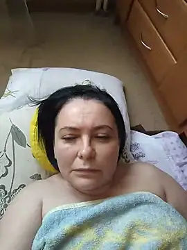 EmmaEmmy40 online show from July 6, 2026, 2:13 pm