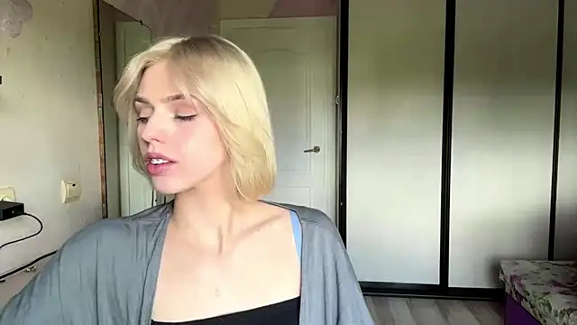 ScarlettRosy online show from June 15, 2026, 4:06 pm