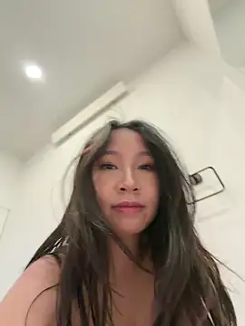 petiteTai online show from May 4, 2026, 3:21 am