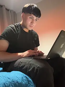 Tttwinee online show from May 5, 2026, 2:36 am