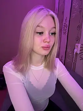 Velvet Doll  online show from June 3, 2026, 4:24 am