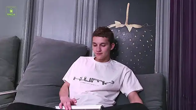 WilliamGriffith online show from June 18, 2026, 4:44 am