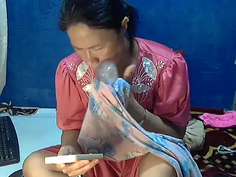 hotchilimom online show from October 24, 2025, 11:15 pm