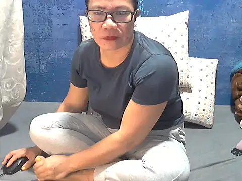 hotchilimom online show from June 1, 2026, 11:48 pm