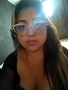 HotBellaX online show from May 4, 2026, 8:33 pm