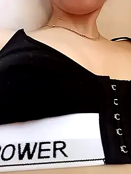 Louulou Hotgirl online show from May 19, 2026, 11:06 am