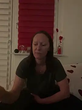 LindaLee90 online show from June 8, 2026, 10:43 pm