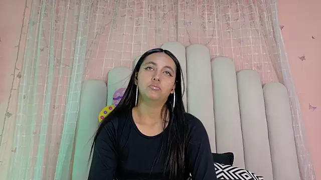 Hollyyqueen  online show from June 4, 2026, 7:29 pm
