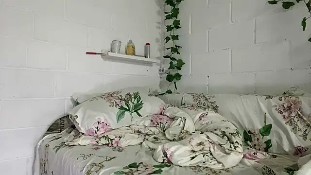 Amber  Fox online show from June 25, 2026, 12:08 am