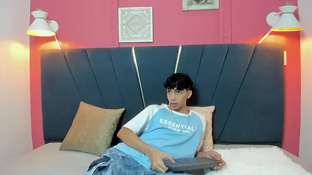 ero boy40 online show from May 22, 2026, 3:26 am