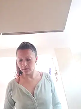 Snapshot of Vely_ chatting on May 18, 2026, 7:40 pm Vely online show from May 18, 2026, 7:40 pm