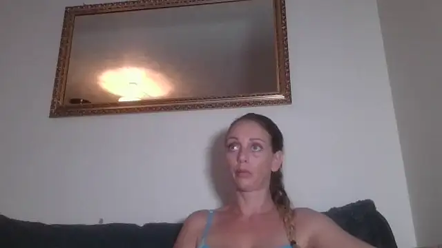 Snapshot of LouiseLovell chatting on July 11, 2026, 9:04 pm LouiseLovell online show from July 11, 2026, 9:04 pm
