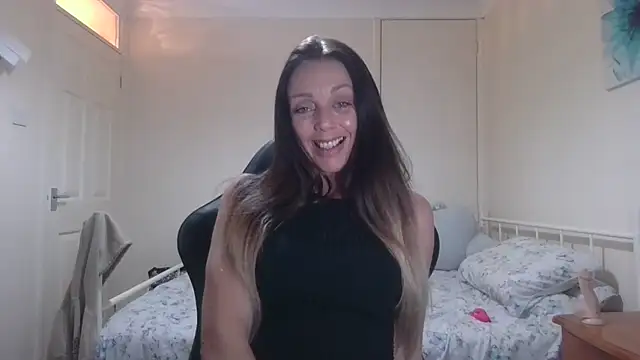 Snapshot of LouiseLovell chatting on May 18, 2026, 9:08 pm LouiseLovell online show from May 18, 2026, 9:08 pm