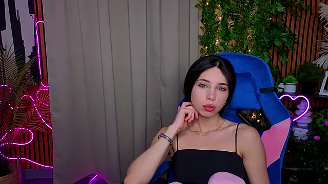 AnnaPeters online show from May 13, 2026, 11:28 am