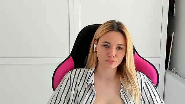 Emma starrs  online show from June 9, 2026, 12:28 pm