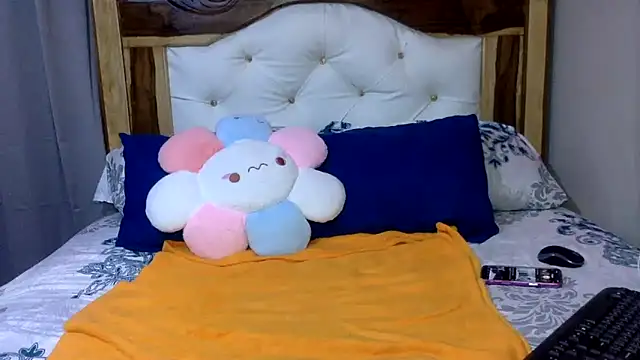 Snapshot of creamyamber chatting on February 17, 2026, 1:14 am creamyamber online show from February 17, 2026, 1:14 am