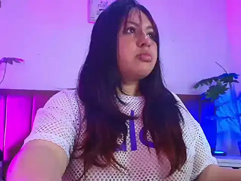 Snapshot of Iris_Roses chatting on May 22, 2026, 8:18 pm Iris Roses online show from May 22, 2026, 8:18 pm