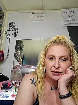 Snapshot of NutNmyGUTdaddy chatting on June 4, 2026, 9:58 am NutNmyGUTdaddy online show from June 4, 2026, 9:58 am