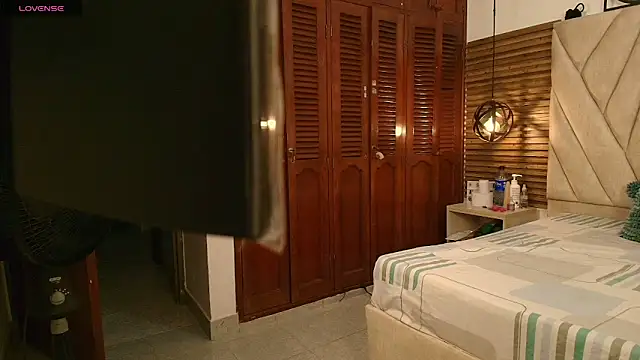 Snapshot of isabella_luxet chatting on June 18, 2026, 1:05 pm isabella luxet online show from June 18, 2026, 1:05 pm