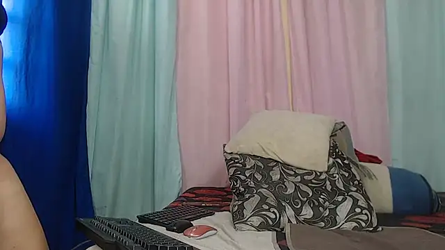 DonatelaHotCouple online show from June 7, 2026, 6:02 pm