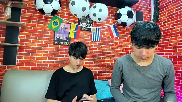 Hoot boyss  online show from June 18, 2026, 7:52 pm