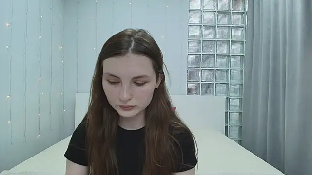 Snapshot of Shyly__Lisa chatting on June 13, 2026, 1:36 am Shyly Lisa online show from June 13, 2026, 1:36 am