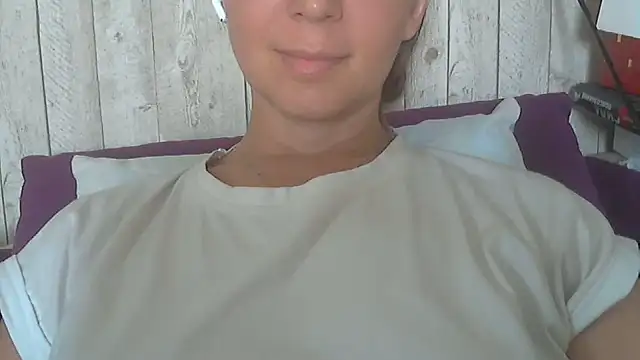 Snapshot of Bella--White chatting on June 10, 2026, 5:19 am Bella--White online show from June 10, 2026, 5:19 am