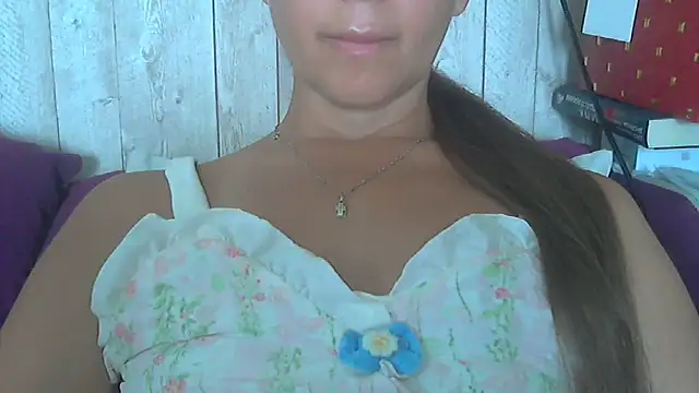 Snapshot of Bella--White chatting on June 26, 2026, 6:41 am Bella--White online show from June 26, 2026, 6:41 am