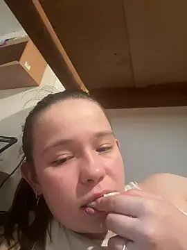 RiaLowelyt online show from May 18, 2026, 4:12 pm