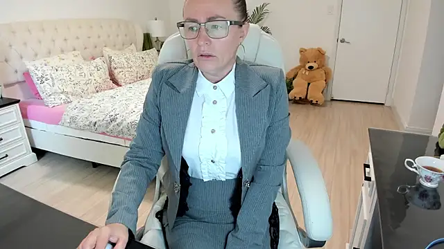 Vika73 online show from October 18, 2025, 1:02 pm