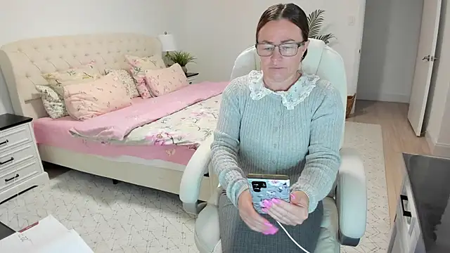 Snapshot of Vika73 chatting on July 7, 2026, 11:47 am Vika73 online show from July 7, 2026, 11:47 am