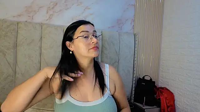 JuliaFerrer online show from May 17, 2026, 5:29 am