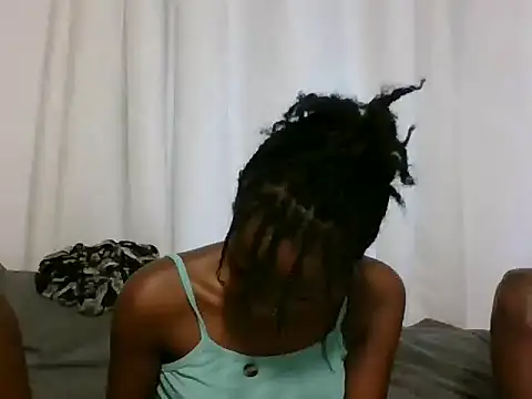 Snapshot of Sleek_petite chatting on June 17, 2026, 2:05 pm Sleek petite online show from June 17, 2026, 2:05 pm