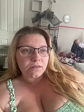 LucieLouBabe online show from June 29, 2026, 1:22 pm