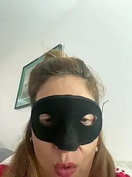 lulupiecitosamor online show from June 24, 2026, 3:32 pm