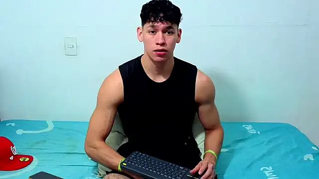 Luke Muscle online show from June 8, 2026, 1:39 am