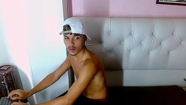 Angel foxc13 online show from June 12, 2026, 4:38 pm