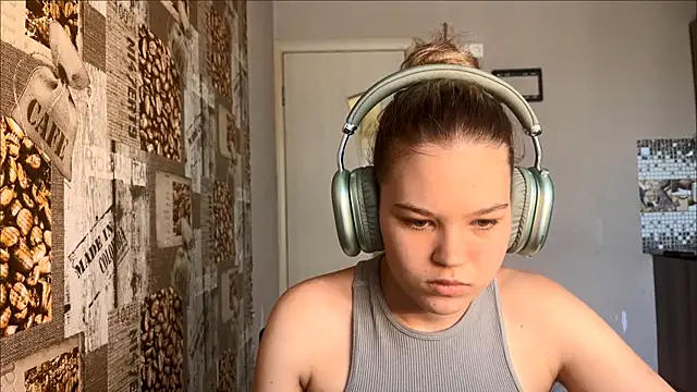 HellyRay online show from June 24, 2026, 1:32 pm