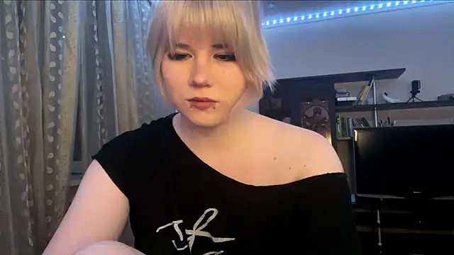 Snapshot of HelloKinki chatting on July 3, 2026, 8:26 pm HelloKinki online show from July 3, 2026, 8:26 pm