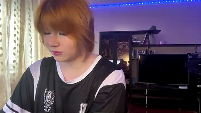 Snapshot of HelloKinki chatting on June 8, 2026, 4:51 pm HelloKinki online show from June 8, 2026, 4:51 pm