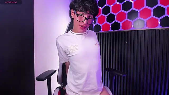 SantyFoxxs online show from June 25, 2026, 3:26 am