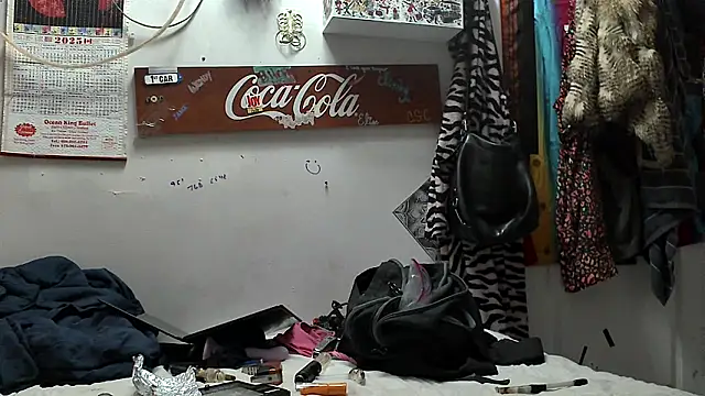 VanillaSnowcones online show from June 17, 2026, 12:43 am