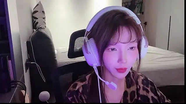 Nicole-TAT online show from May 25, 2026, 2:05 pm