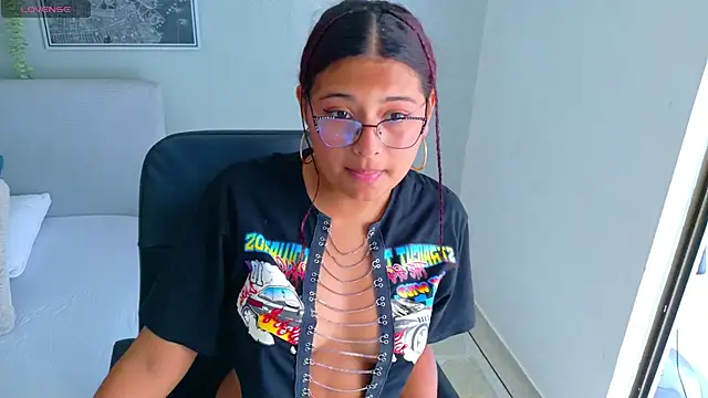 AmeliaLaurent  online show from July 9, 2026, 6:29 pm