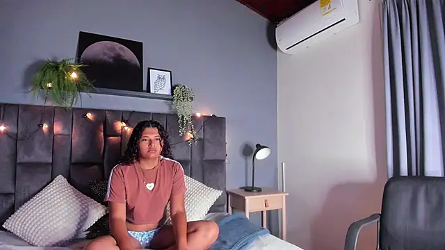 AmeliaLaurent  online show from June 14, 2026, 11:44 am